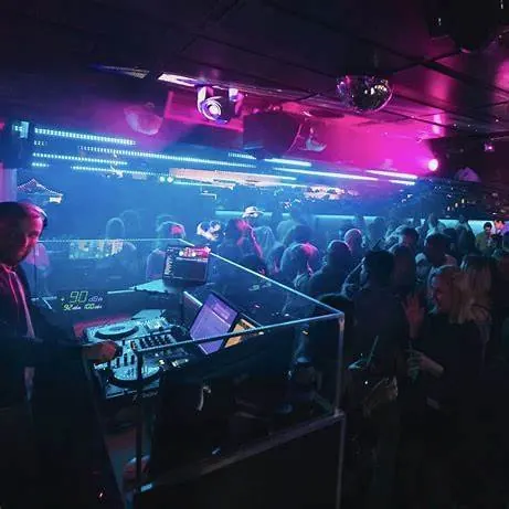 DJ et piste de danse éclairée aux néons