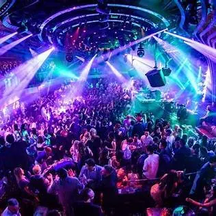 Foule et jeux de lumière dans une discothèque