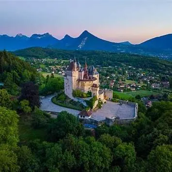 Château de Menthon-Saint-Bernard dominant le lac