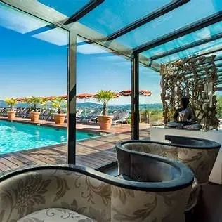 Spa pool with a view of the lake