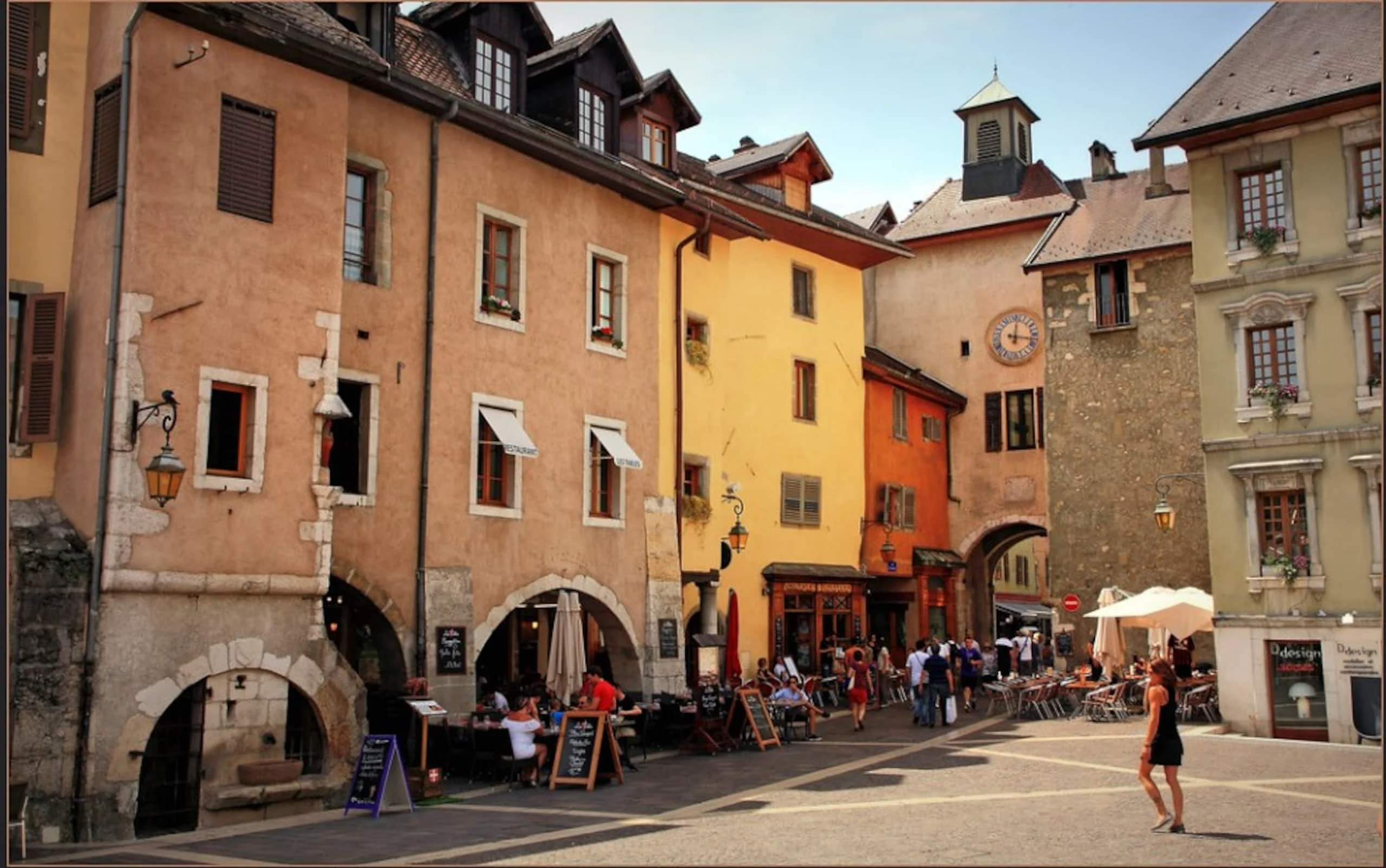 Les ruelles colorées de la vieille ville d'Annecy