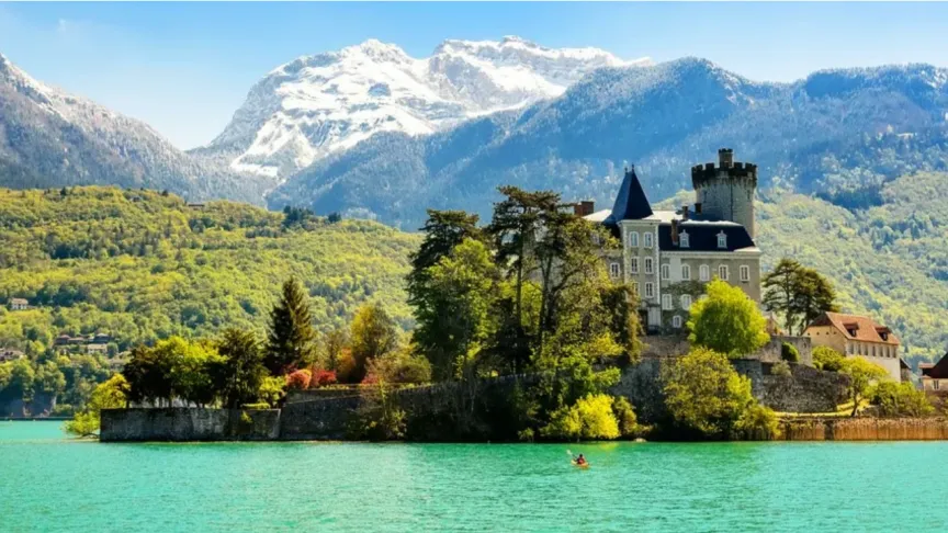 Le château de Duingt au bord du lac d'Annecy